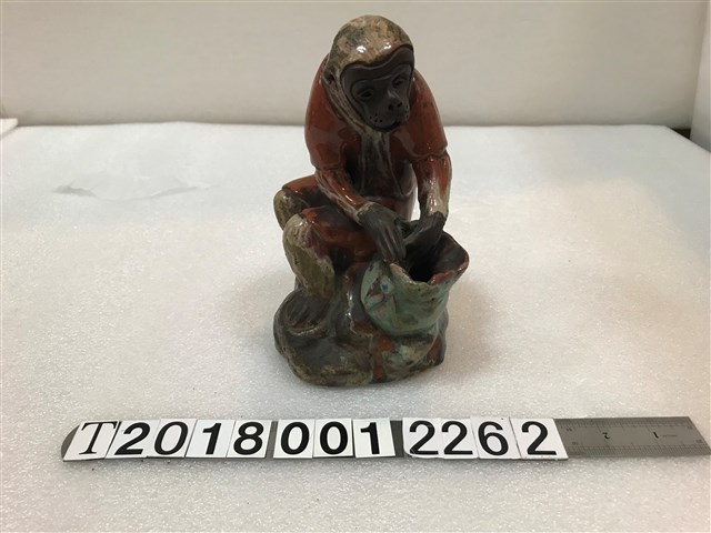 陶製坐姿拿袋中物猿猴 (共1張)