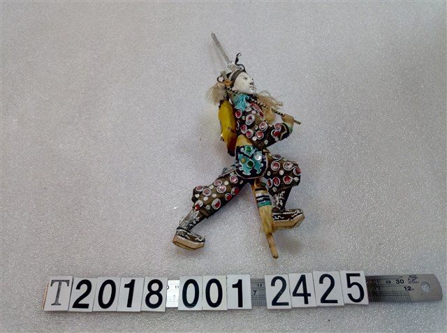 左手持劍黑衣藝閣紙泥塑人偶 (共1張)