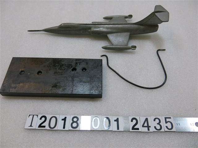 金屬戰機造型裝飾品 (共1張)