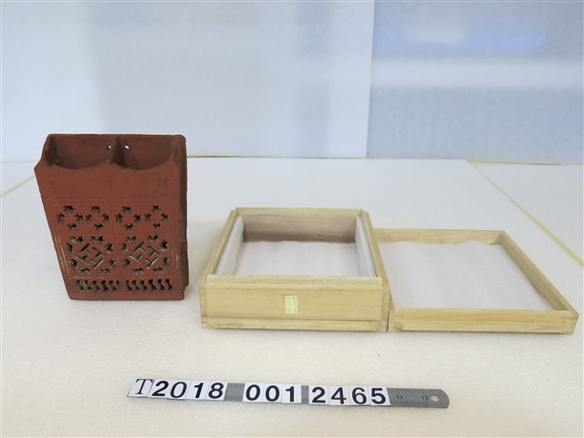 陶製財子壽兩卍字圖樣筷籠 (共1張)