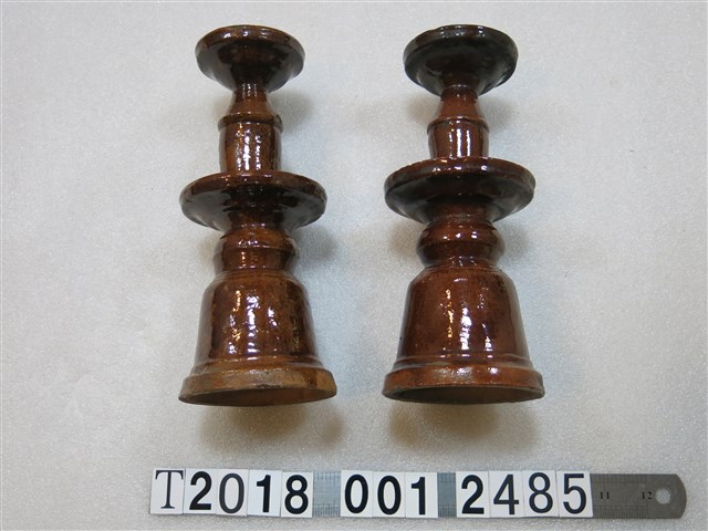 褐色磚燒燭臺 (共1張)