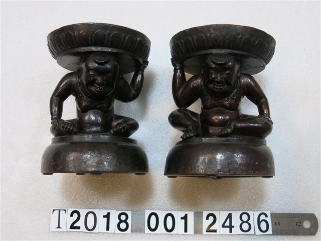 木製憨番扛物造型燭臺 (共1張)