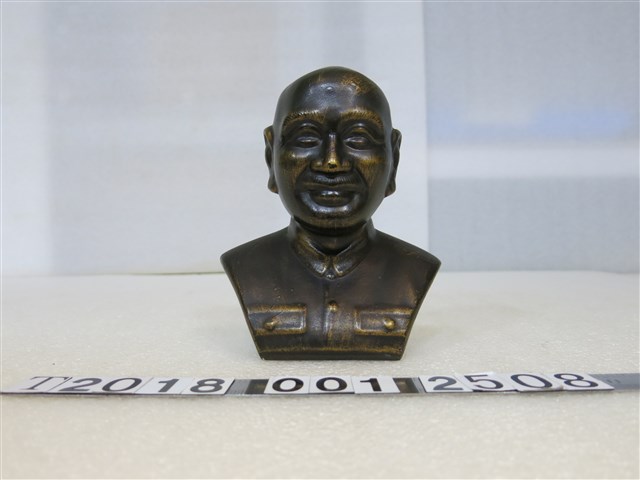 金屬製蔣公半身中空雕像 (共1張)