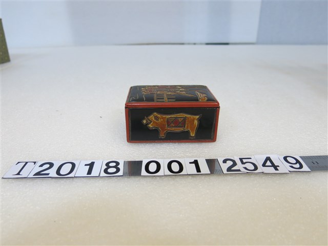 木製杵歌與山豬圖樣漆器置物盒含錦盒 (共1張)