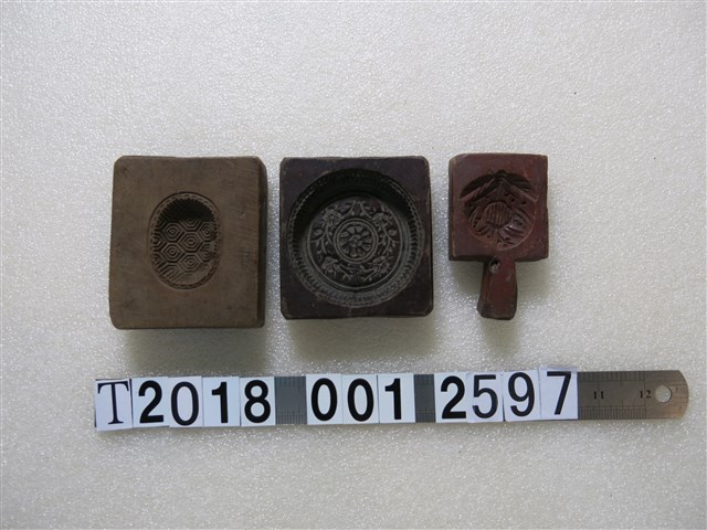 龜殼花圖紋木製糕餅模具 (共2張)