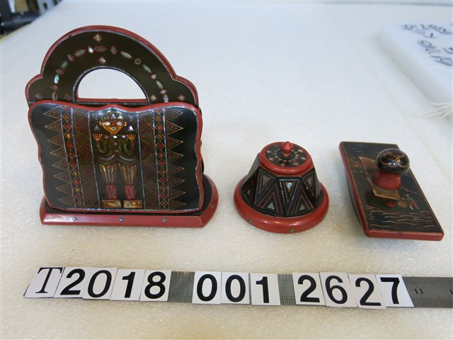 原住民紋飾漆器小物組 (共1張)