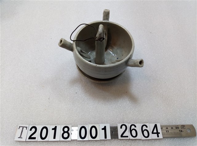 三耳吊掛式油燈 (共1張)