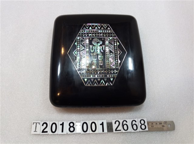 烏日製糖所社員贈東谷藤吾原住民紋飾漆器置物盒 (共1張)