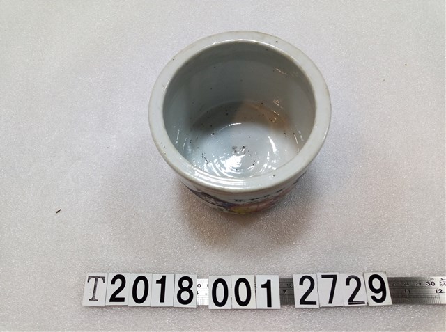 王義發造中華民國雙旗世界全球刻字筆筒 (共2張)