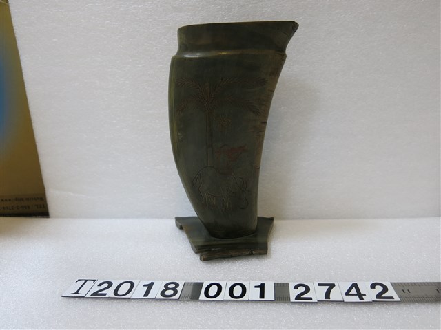 吹笛牧童騎牛紋飾牛角花瓶 (共1張)