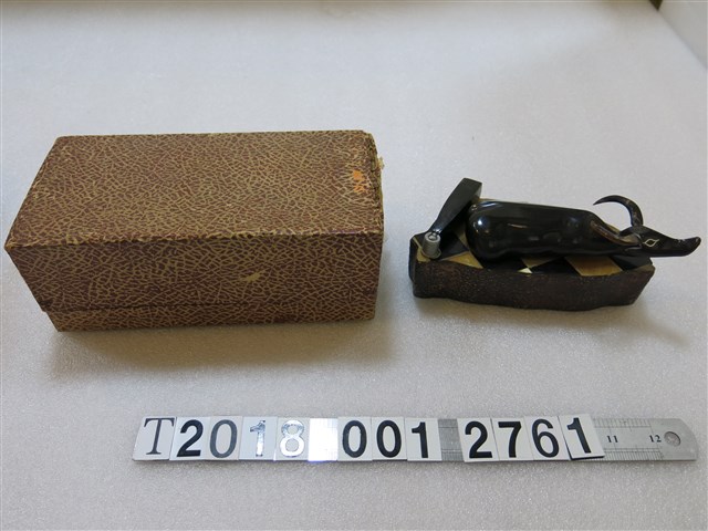 三共舍水牛造型水牛角筆筒 (共2張)