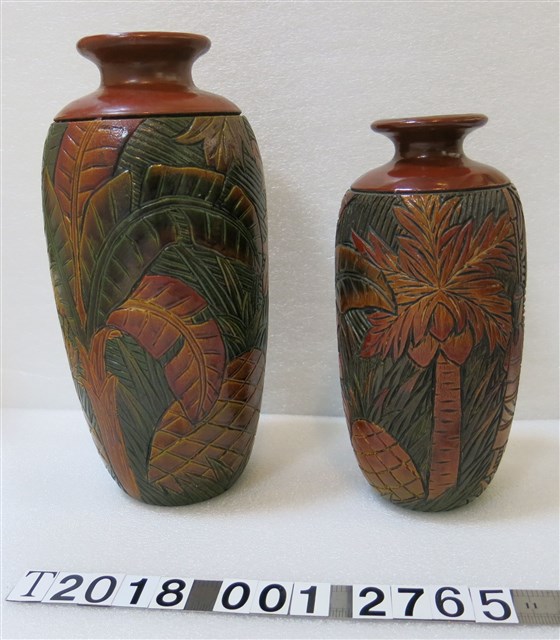 椰子樹鳳梨紋飾漆器花瓶組 (共1張)