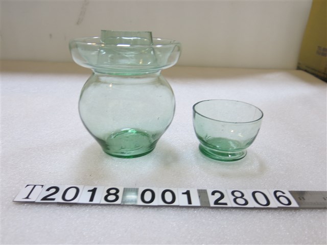 姜玻綠色有蓋藥瓶 (共1張)