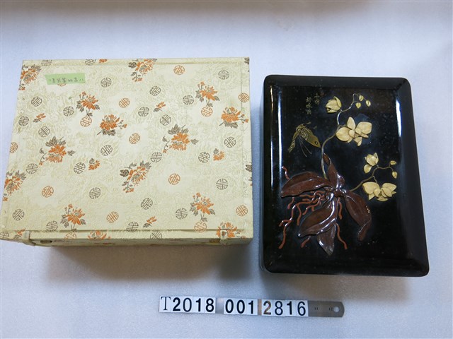 木製臺灣蝴蝶蘭漆器方形二層置物盒 (共1張)