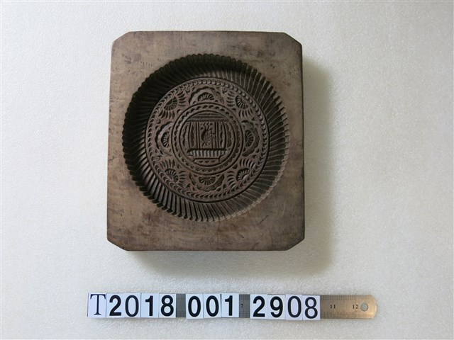 木製曲邊花造型糕餅模具 (共1張)