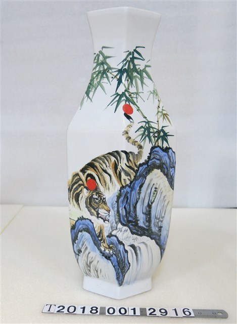 老虎六角中華陶瓷花瓶 (共1張)