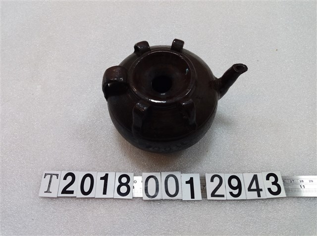 陶製深褐色五突起醬油壺 (共1張)