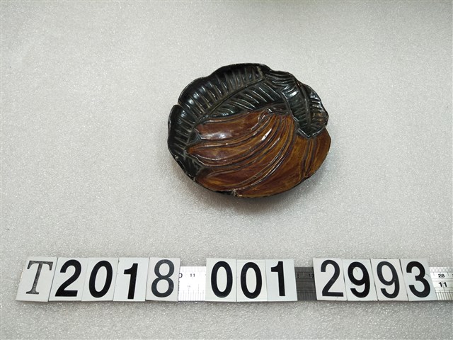 黑底磨顯芭蕉紋圓型漆器碟 (共1張)