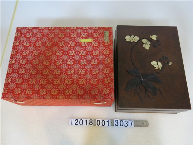 木製蝴蝶蘭深色漆器方型置物盒 (共1張)