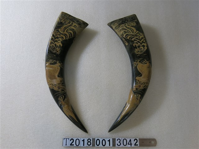 木製金龍圖樣牛角掛飾組 (共1張)