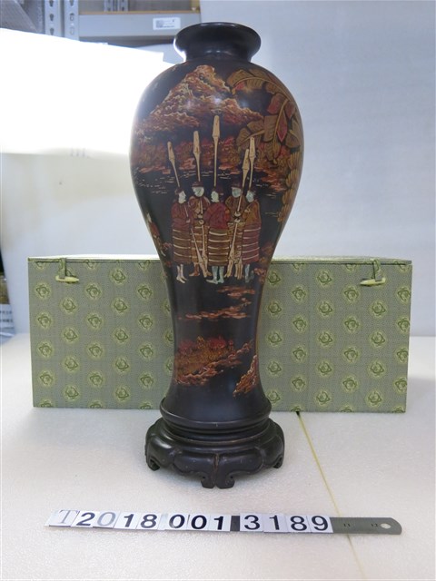 臺灣日月潭杵音上寬下窄圓形漆器花瓶 (共1張)