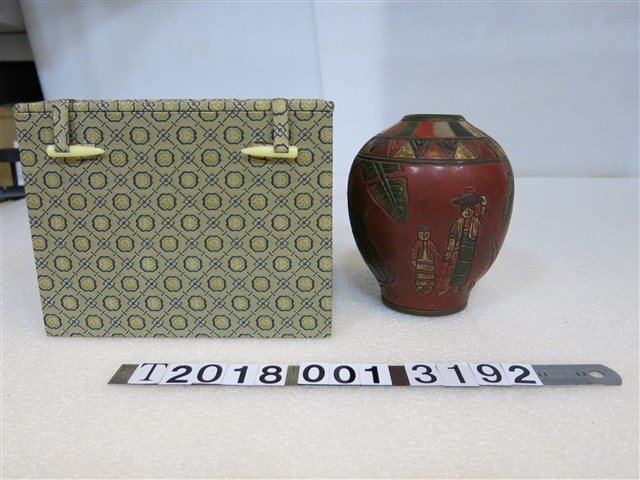 紅色原住民意象幾何圖紋圓形漆器花瓶 (共1張)