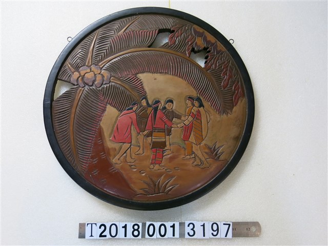 原住民歌舞鏤空圓形漆器掛飾 (共1張)