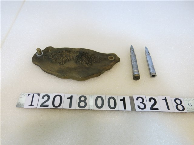 金屬土黃色臺灣造型紀念物 (共1張)