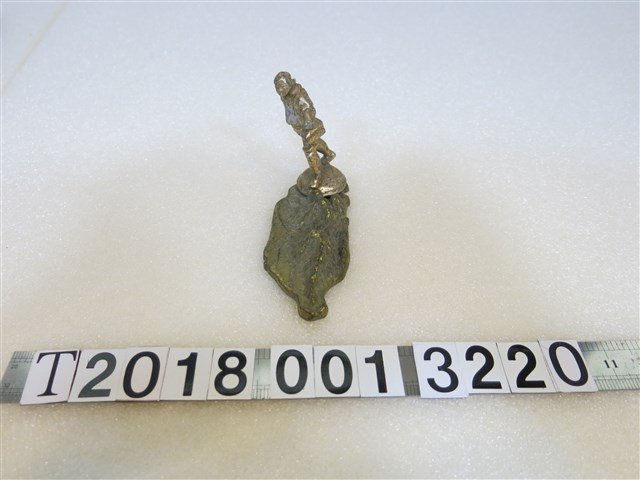 金屬臺灣造型底座與人形擺飾 (共1張)