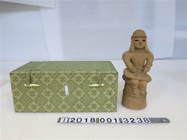 水里坐姿女陶偶 (共1張)