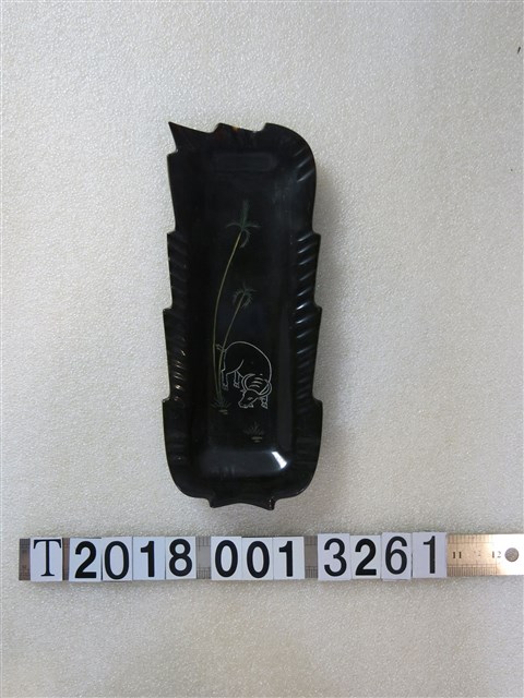 塑膠水牛圖樣盤子 (共1張)