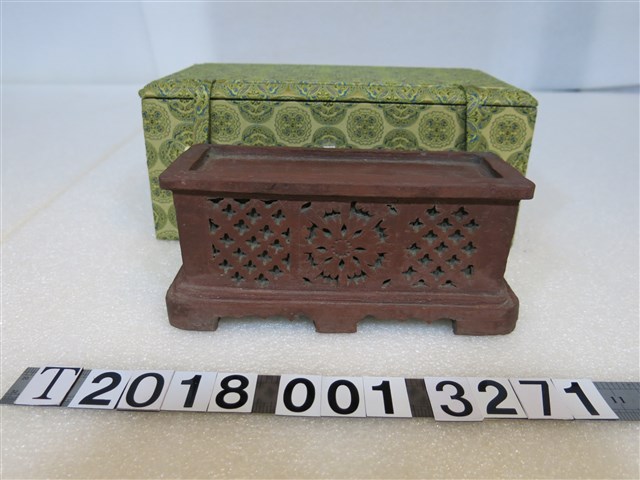 陶製褐色雕花平台薦盒 (共1張)