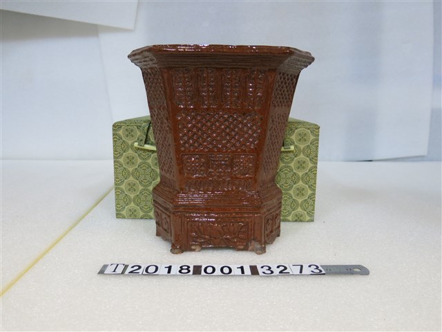 陶製褐色幾何花紋高香筒 (共1張)