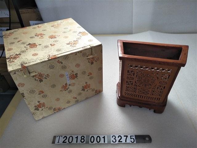 陶製南投褐色鏤空幾何形香筒 (共2張)