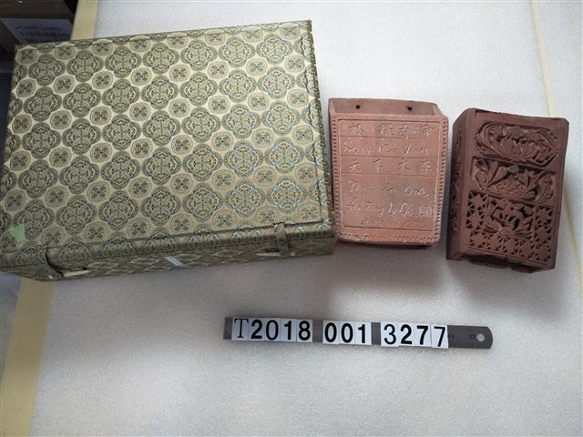 陶製福祿壽全天下大平英文香筒與雕花香筒 (共1張)