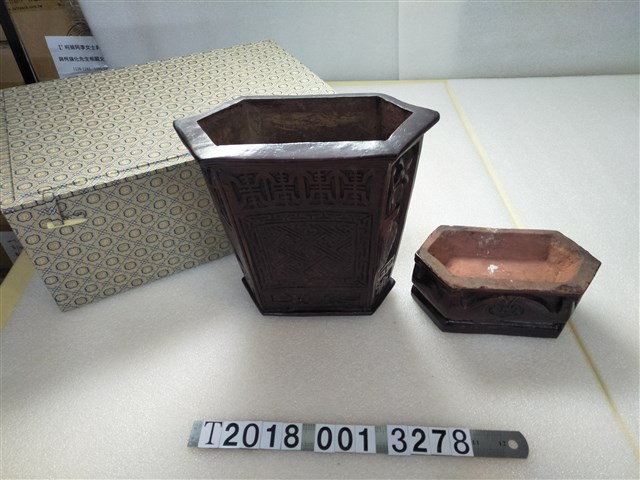 陶製褐色幾何花紋雙層香筒 (共2張)