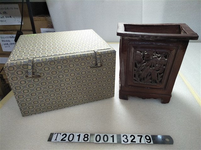 陶製臺灣南投雙鶴透雕褐色香筒 (共2張)