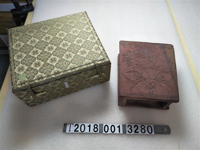 陶製蝴蝶花圖樣香筒 (共1張)