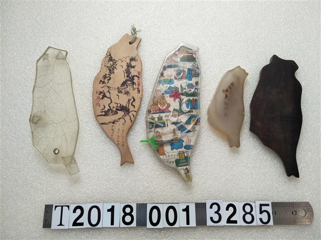 塑膠製臺南樂昇出品臺灣景點玩具與臺灣紀念刻字與山內英治筆書信臺灣造型紀念品組 (共1張)