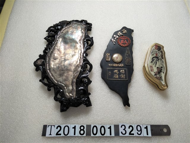 金屬製展公毓信臨別紀念與西螺莊義成醬園贈臺灣造型紀念品及山水圖樣臺灣造型置物盒 (共1張)