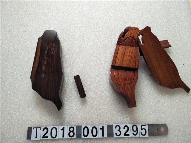 木製五全里里長白金福贈臺灣造型紀念品與可拆式臺灣造型紀念品 (共1張)