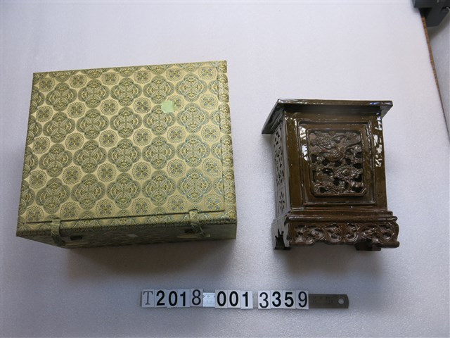 陶製褐釉香筒 (共1張)