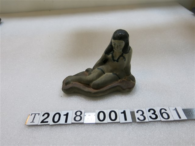 陶製女人側臥造型紀念品擺飾 (共1張)