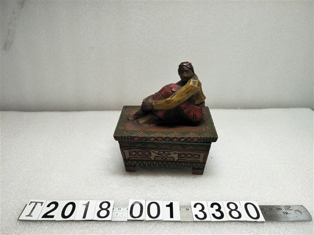 原住民女性雕刻方形漆器置物盒 (共1張)