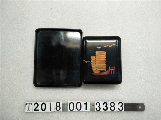 黑底彩繪帆船漆器置物盒與底盤 (共1張)
