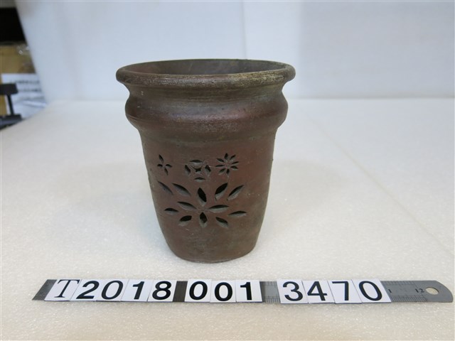 陶製挖空小葉裝飾花瓶 (共1張)