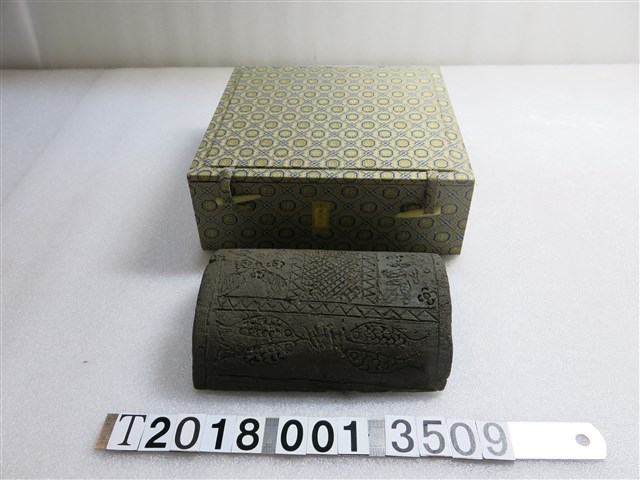 魚花草紋飾黑色瓦片 (共1張)