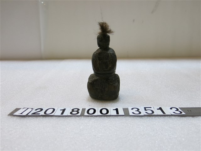 黑色葫蘆狀頭頂鬃毛神像 (共1張)