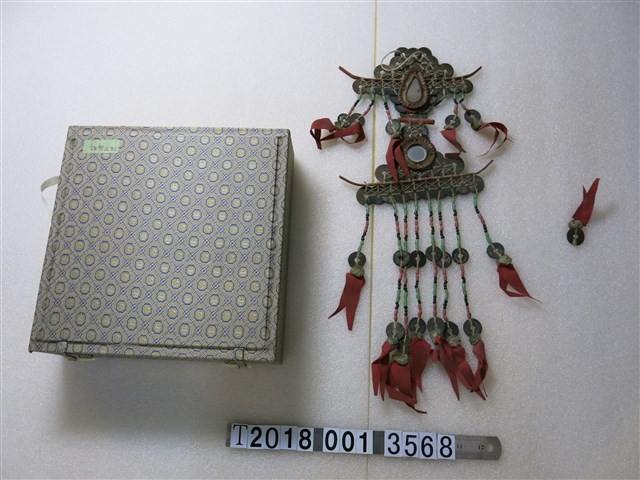 紅布錢幣吊飾 (共1張)