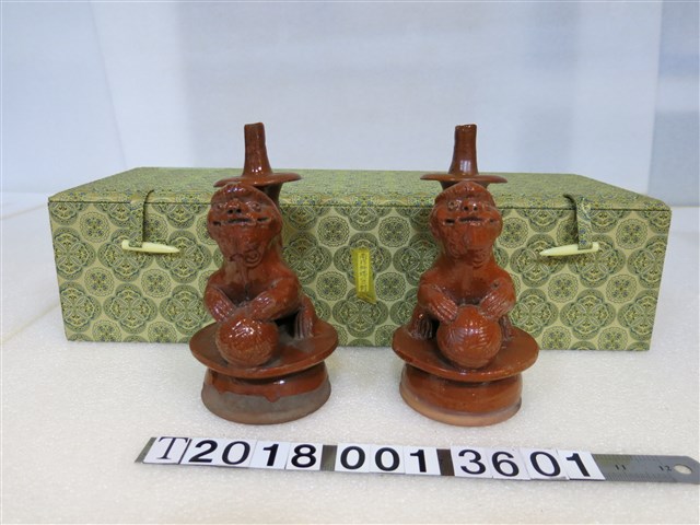 陶製獅報球造型燭台 (共1張)